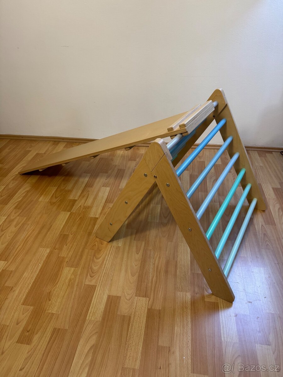 Dřevěná prolézačka a skluzavka