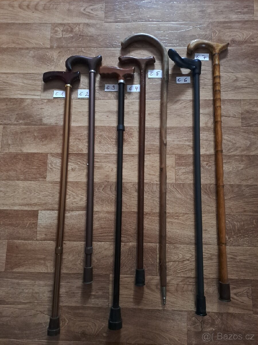 Různé vycházkové hole pro babičky a dědečky