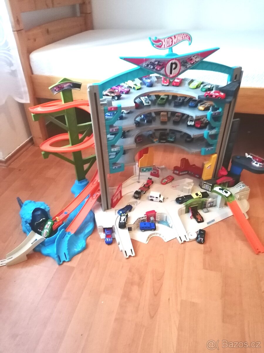 Hot Wheels Mega garáž + 50 aut