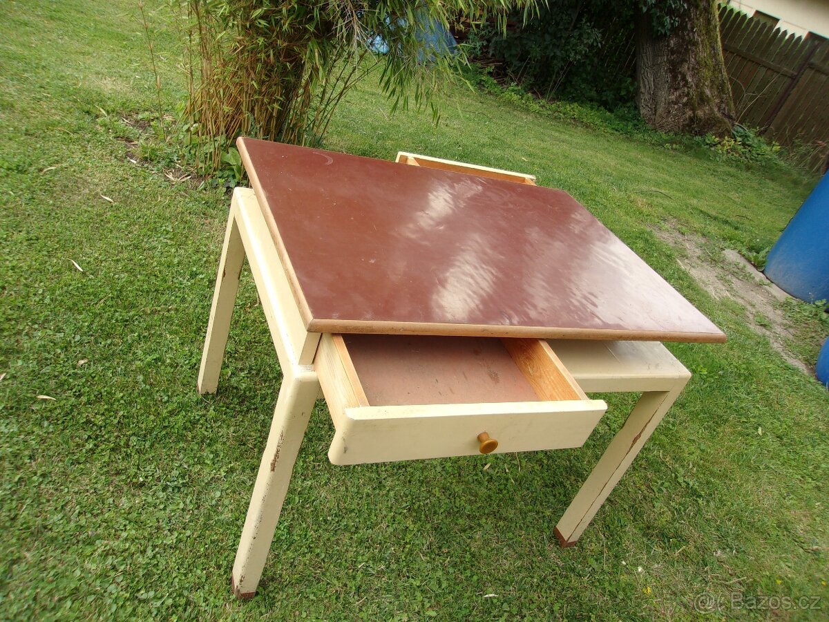Starý kuchyňský stůl