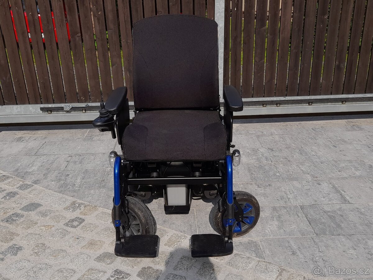 Invalidní vozík elektrický rok stary tak že ještě v zaruce