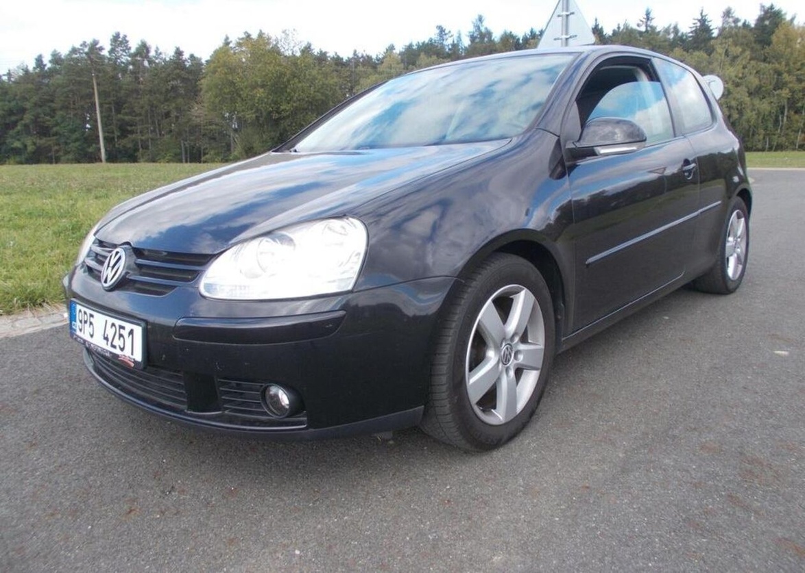 Volkswagen Golf 1,6 75 kw perf. stav benzín manuál 75 kw