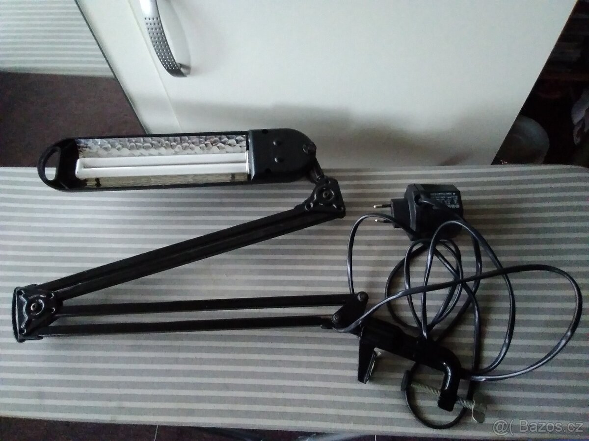 Zářivková lampička, nastavitelná s adaptérem černá.