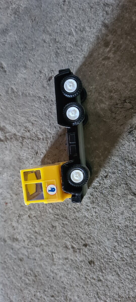 Stare hračky,sanitka, tatra, nabytek