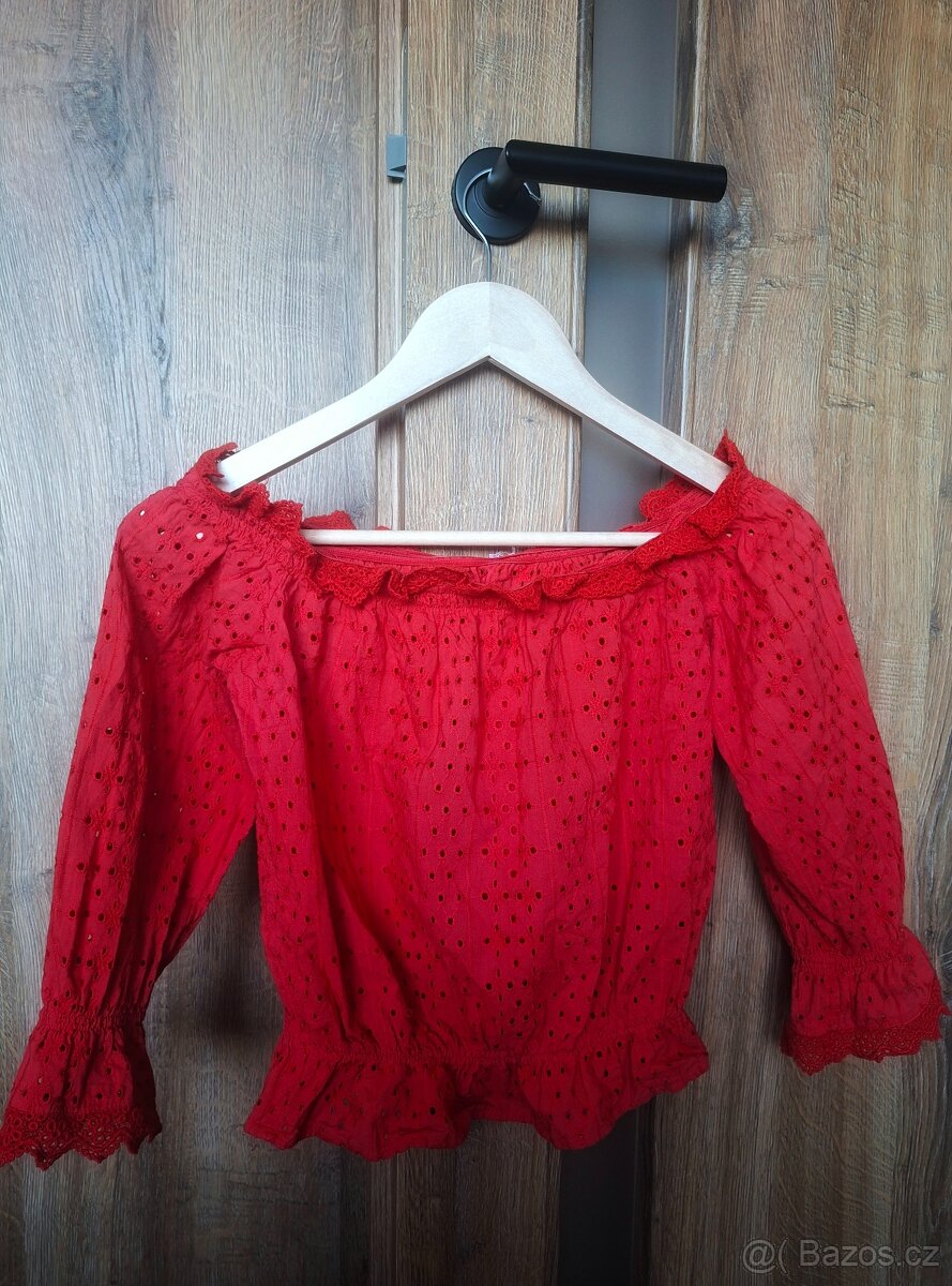 Romantická halenka s odhalenými rameny