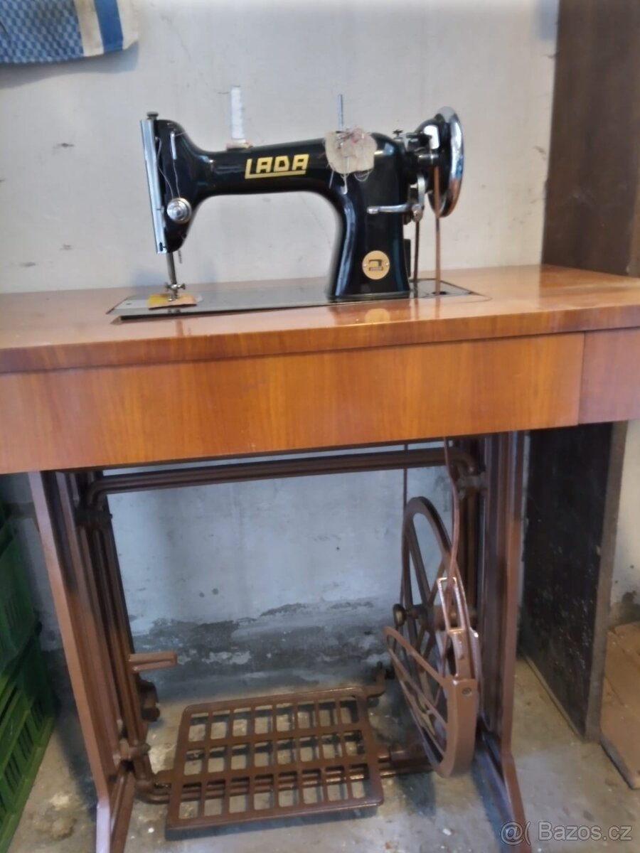 Šicí stroj Lada