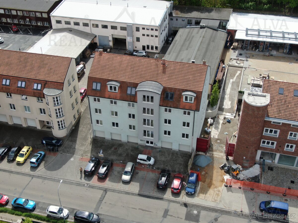 Prodej polyfunkční budovy s kancelářemi, byty, garážemi v...