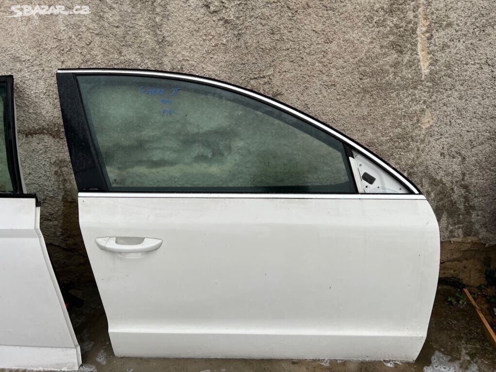Pravé přední bílé dveře Škoda Superb II