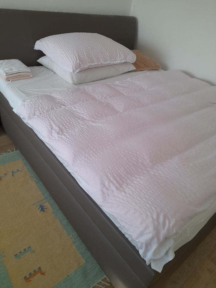 postel manželská