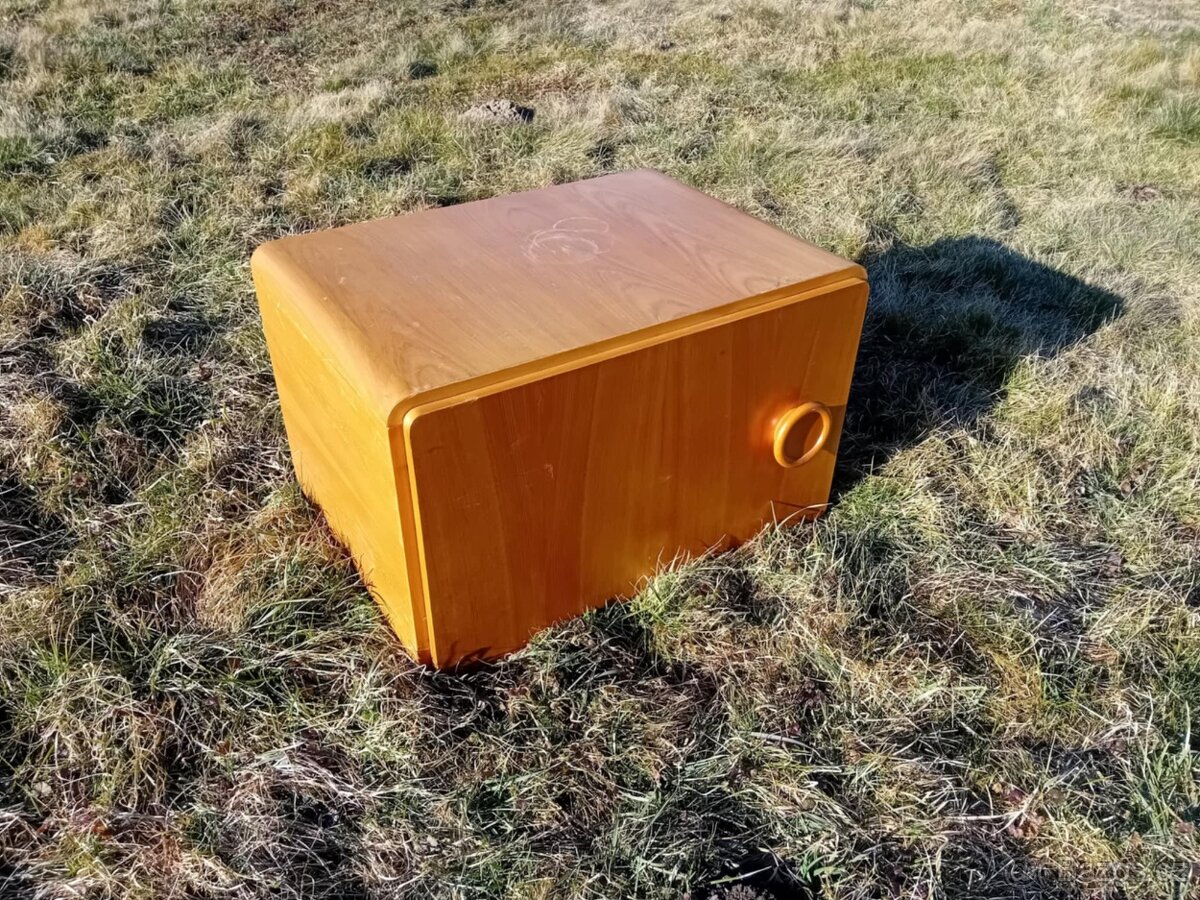Retro nábytek z dýhy
