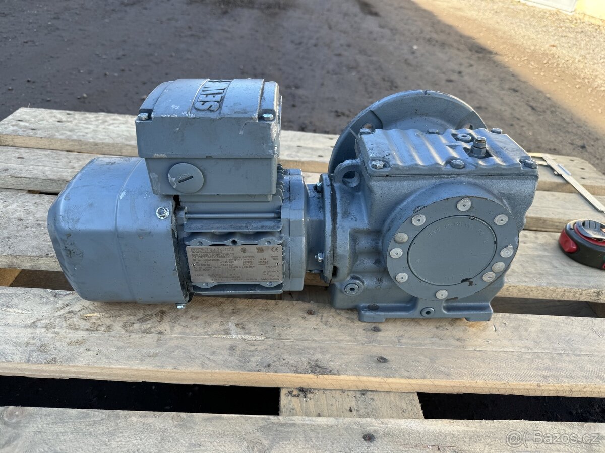 ELEKTROMOTOR S PREVODOVKOU 15 ot/min