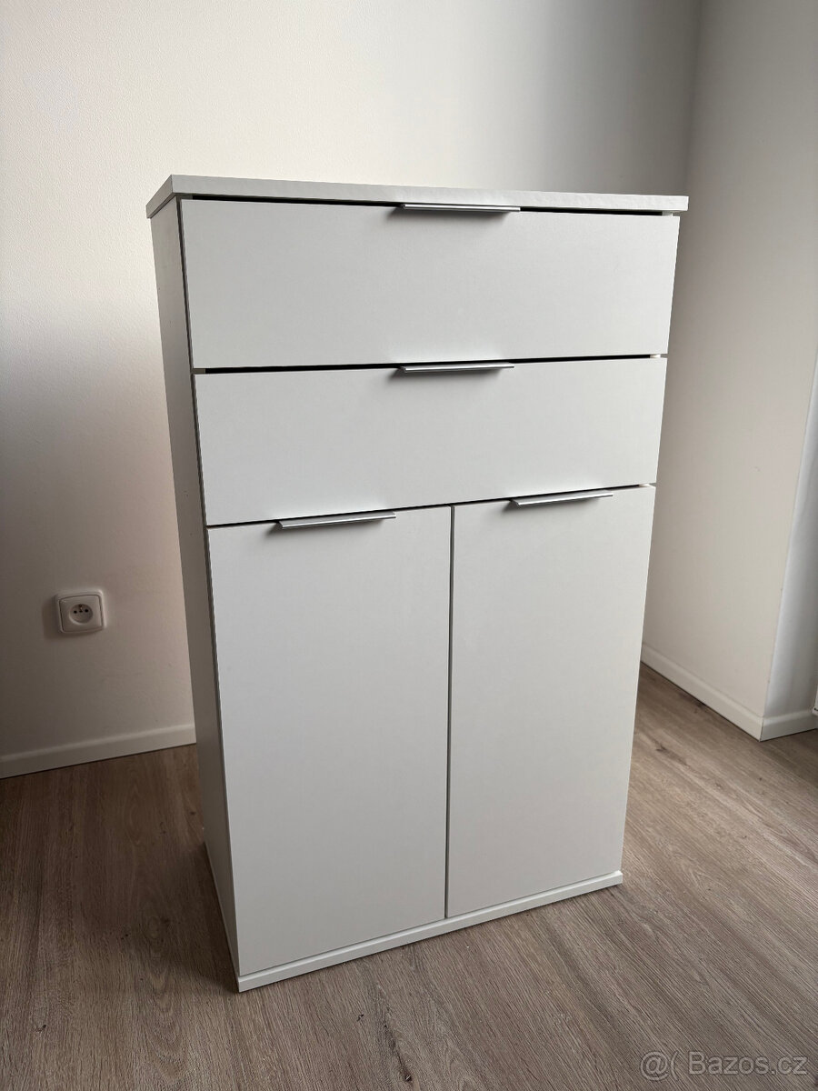 Menší bílá skříň / komoda š.58 h.33 v.94, k dispozici 2 ks