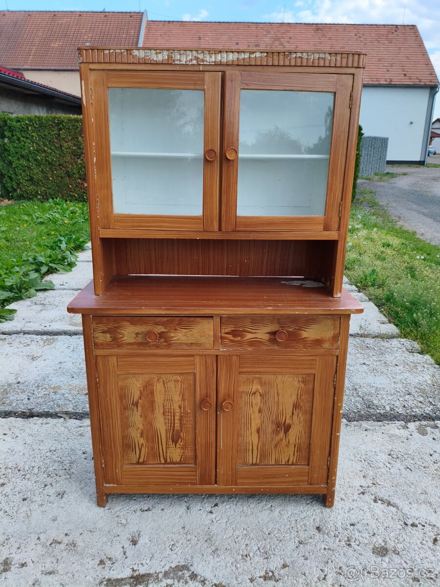Starý fládrovaný kredenc č.2