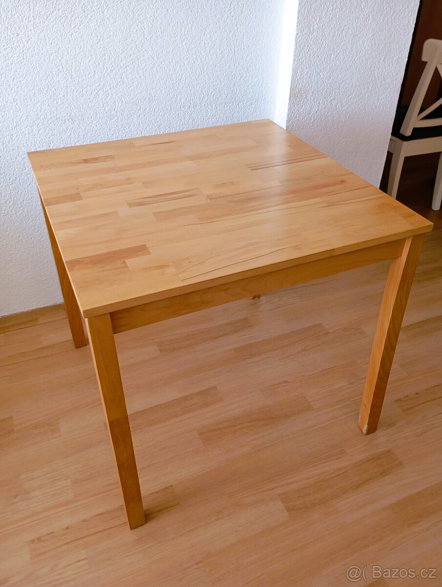 Jídelní stůl z masivu