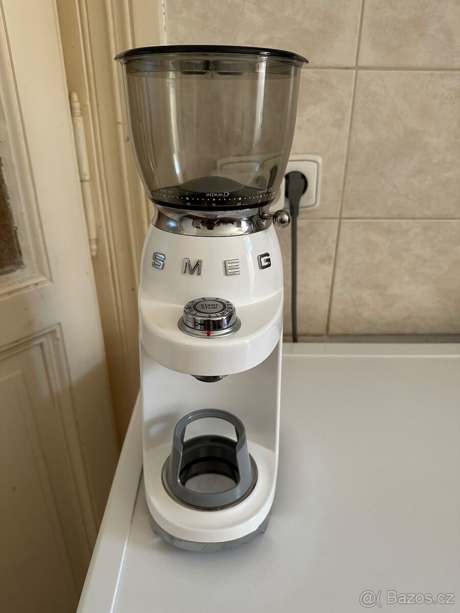 Smeg elektrický mlýnek na kávu