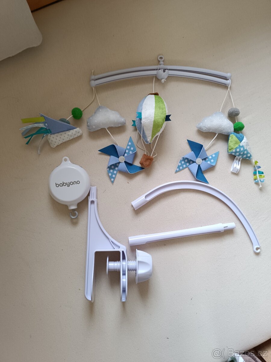 Kolotoč nad postýlku