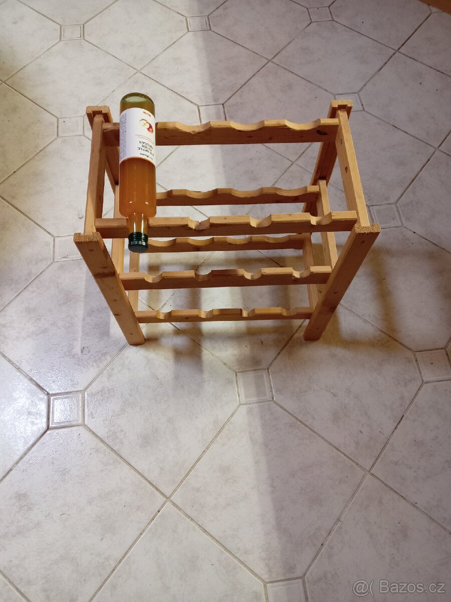 Dřevěný regál na víno