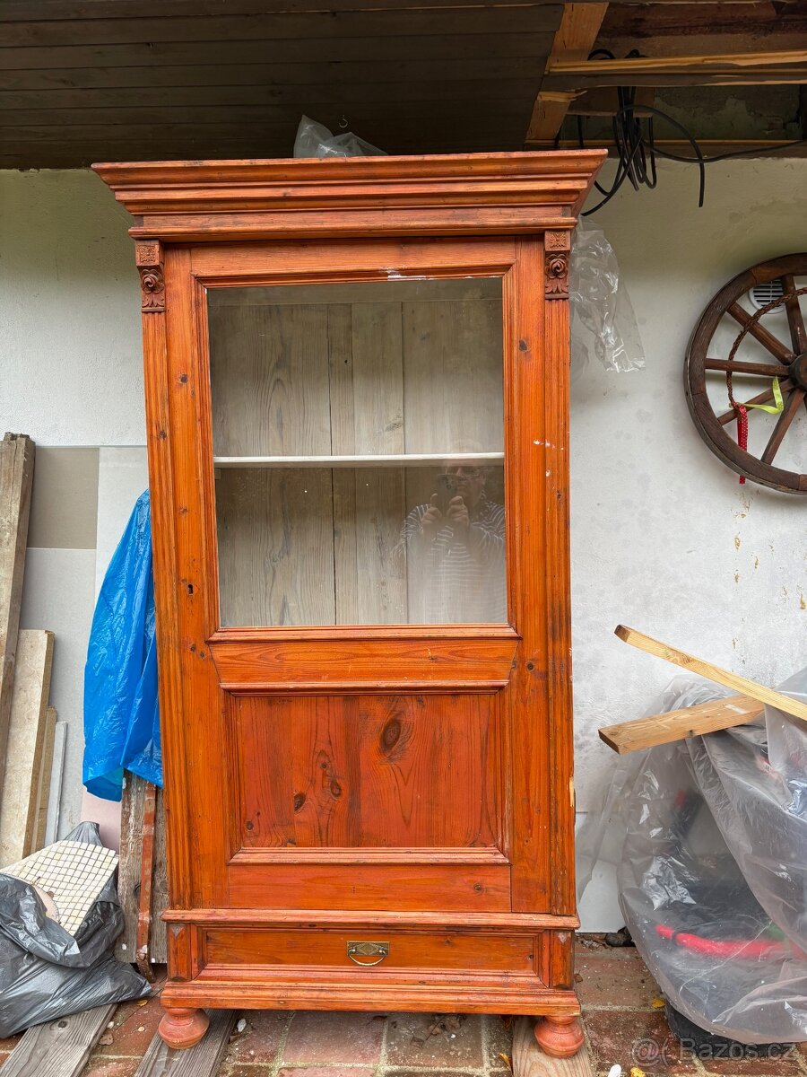 Starožitná prosklená selská vitrína