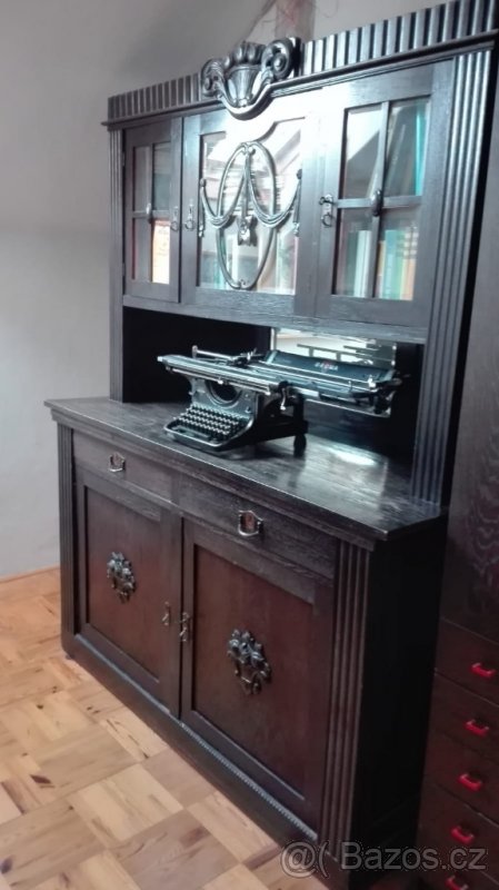 Starožitná dubová skříň