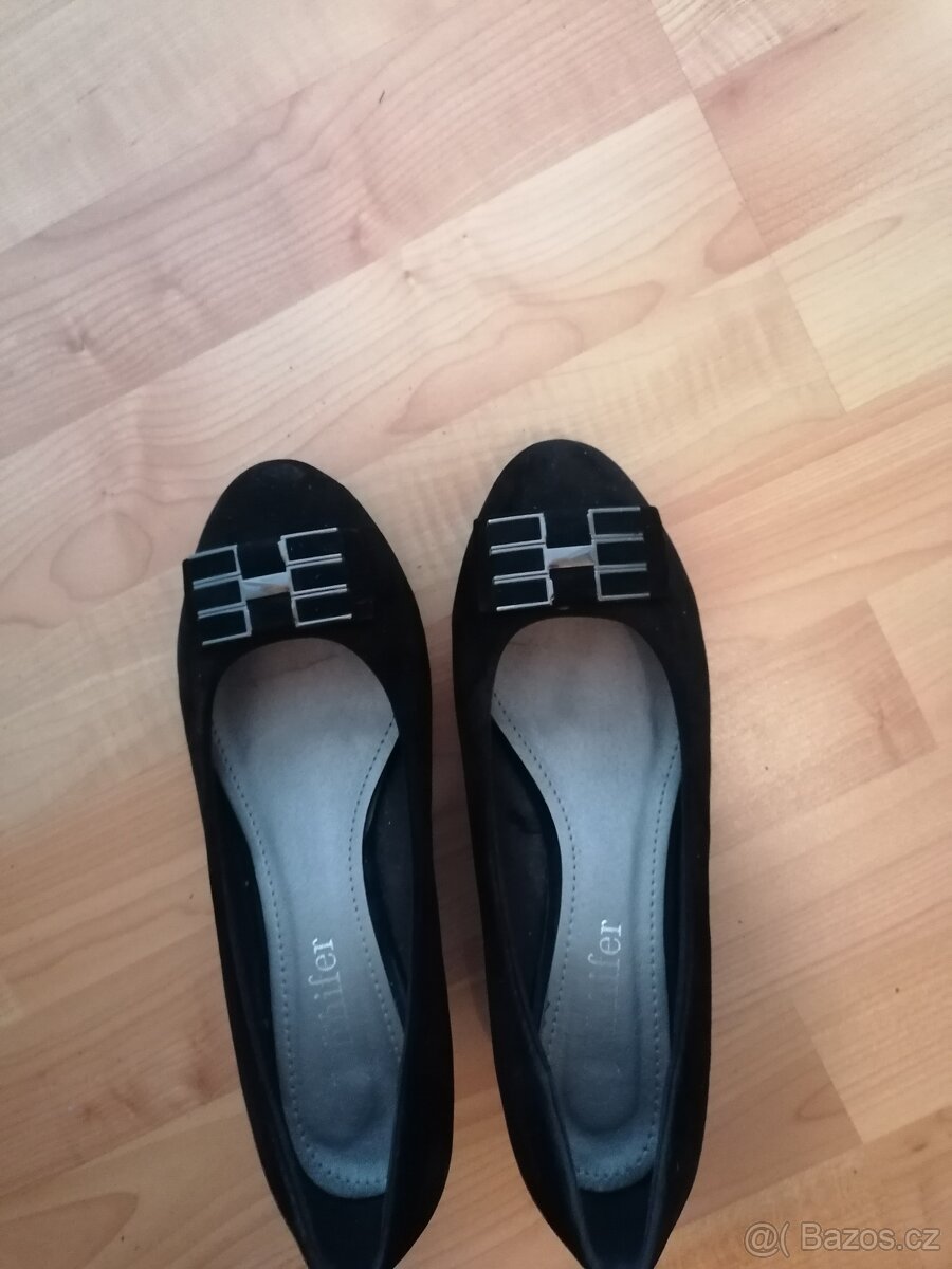 Prodám černé semišové lodičky na klínku