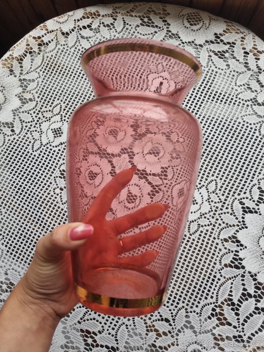 Růžová skleněná váza