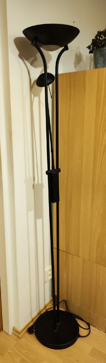 Stojací lampa ztmívatelná