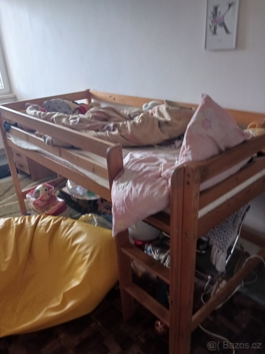 Dětská postel že žebříkem