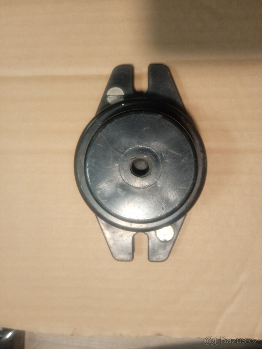 Prodám závěsné železné oka