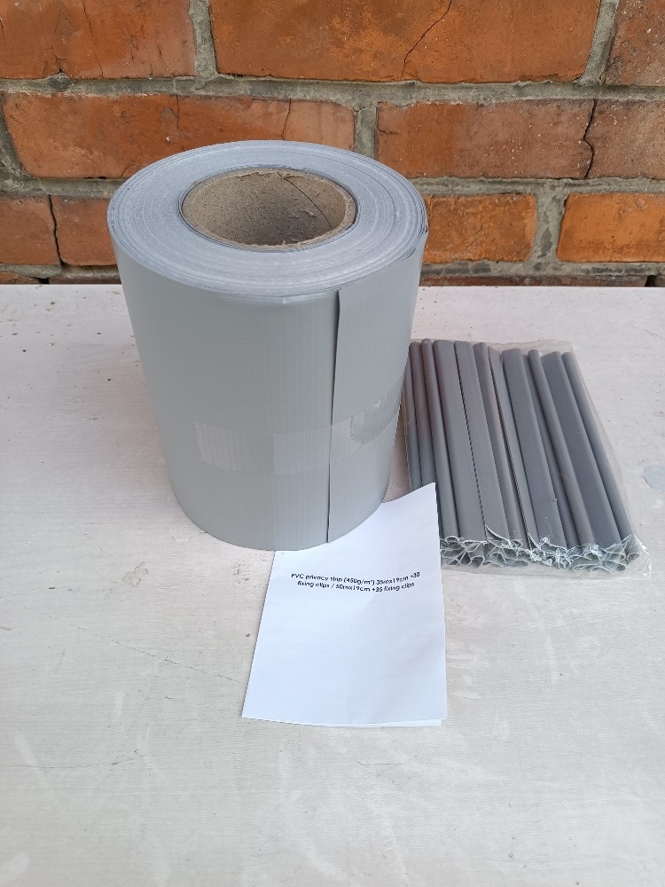 Šedá stínící PVC plotová fólie - 35 m19 cm - nová