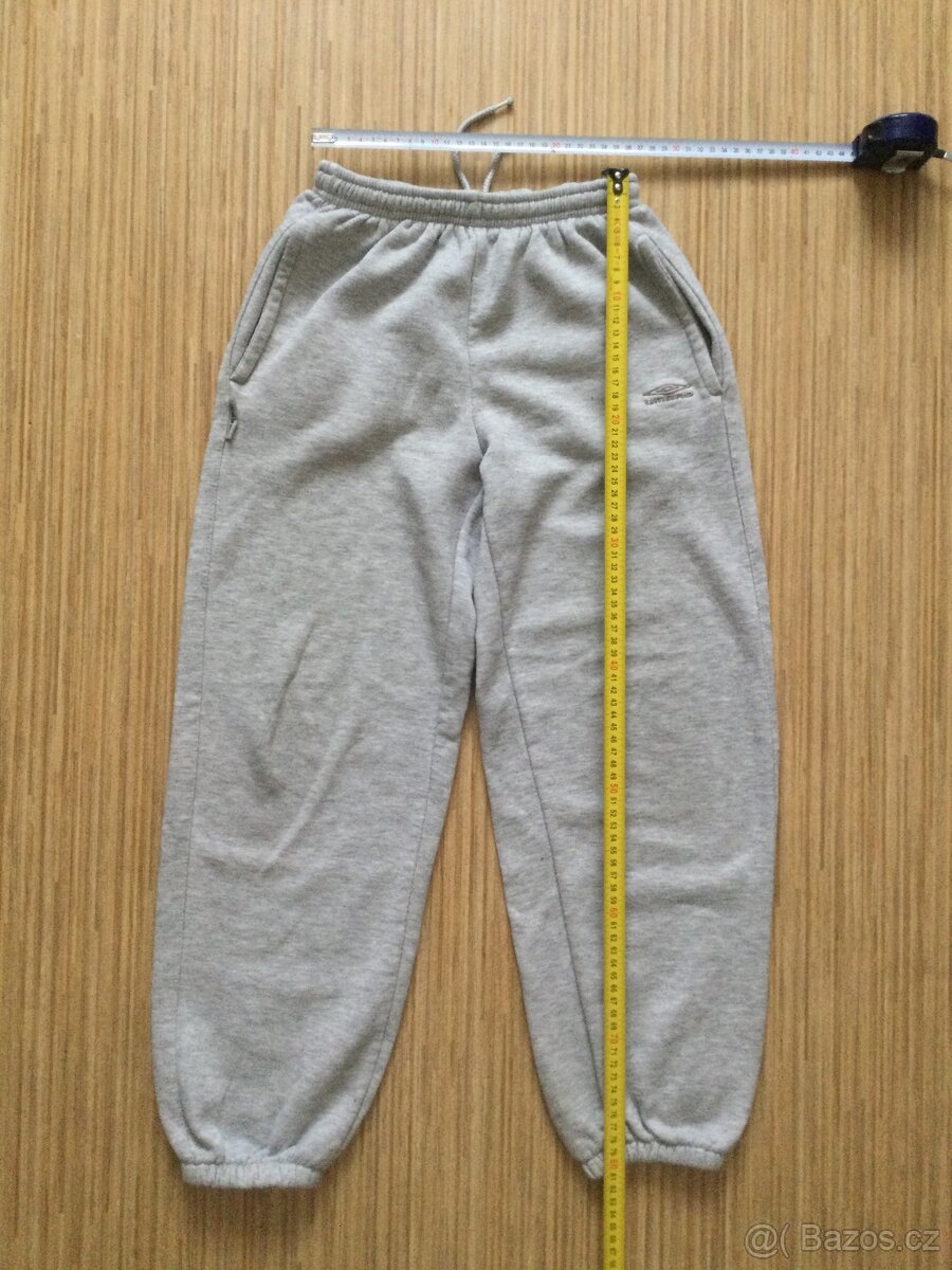 Tepláky zn. UMBRO vel. 152