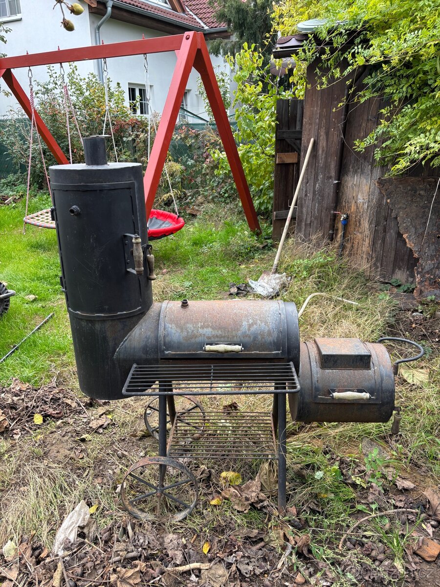 Gril s udírnou - lokomotiva