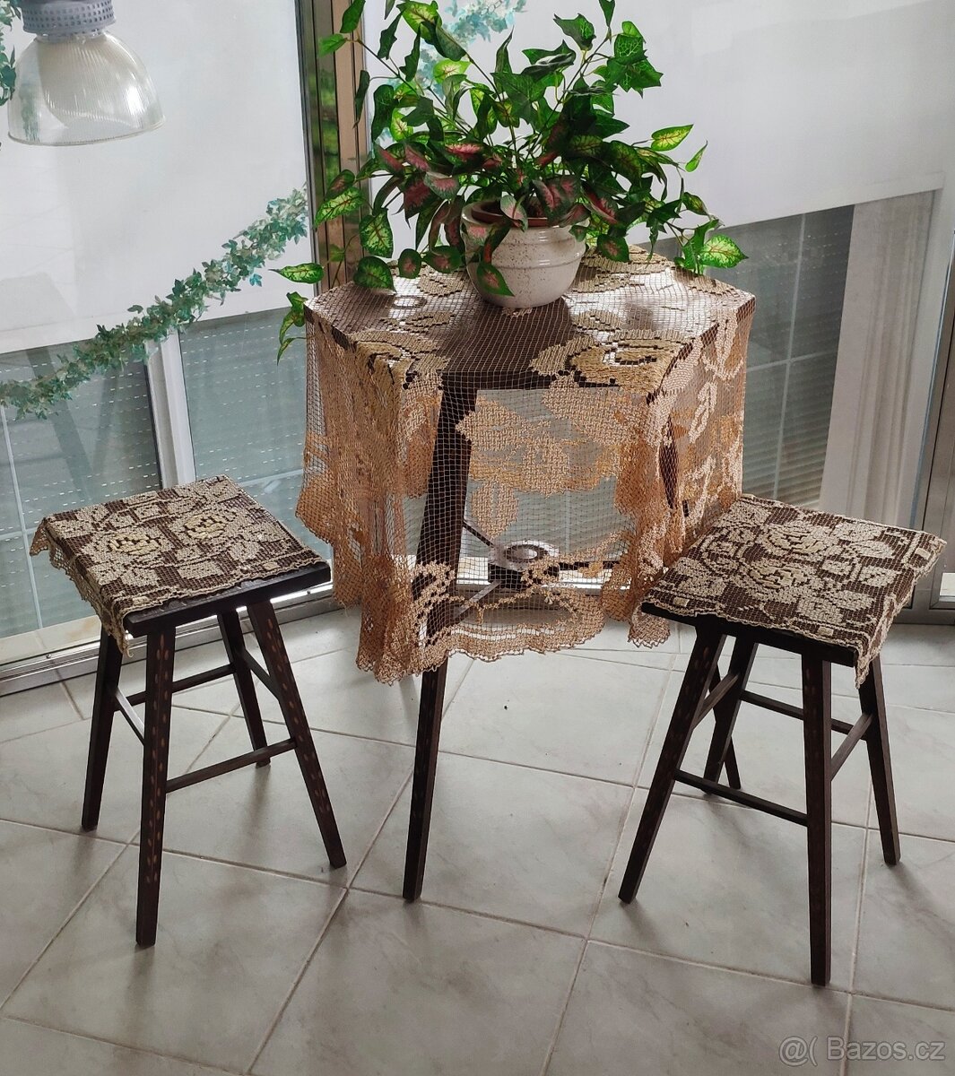Starožitný stolek a stoličky