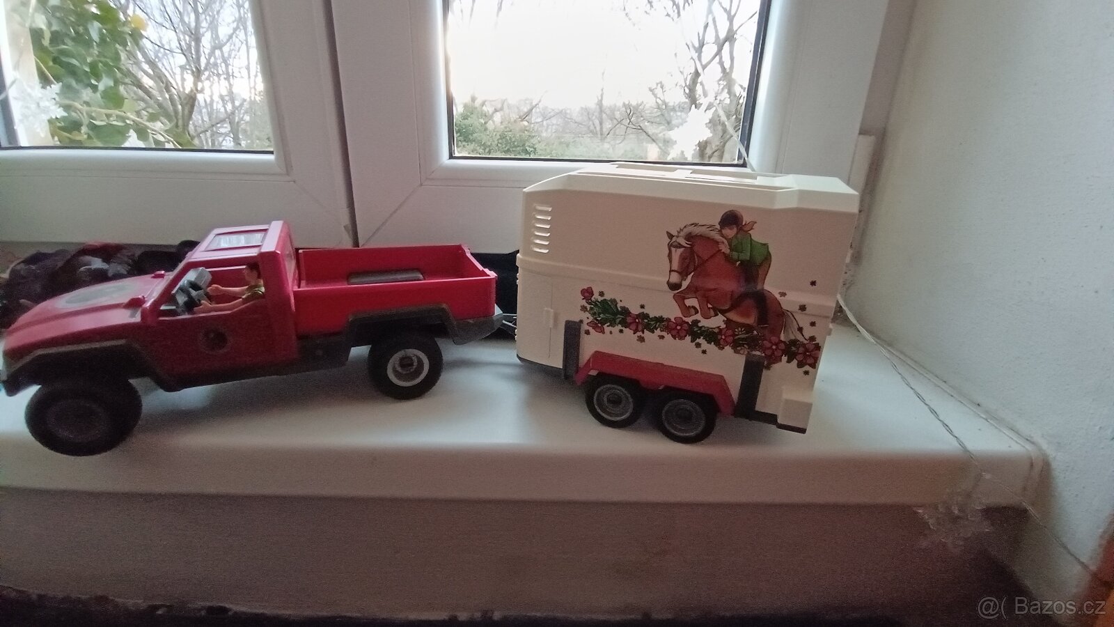 Schleich kůň s přívěsem