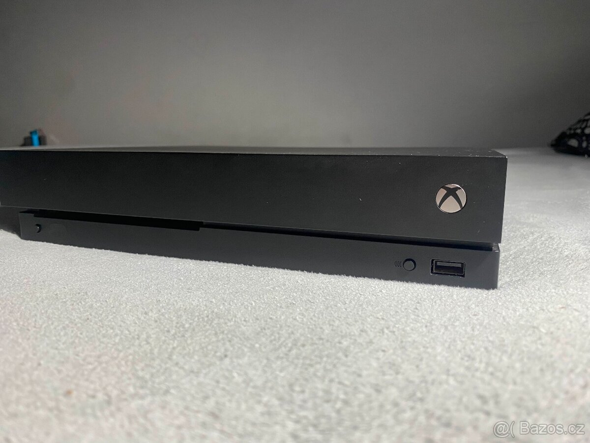 Xbox One X 1TB + 2 ovladače + 3 hry na disku + top hry v sys