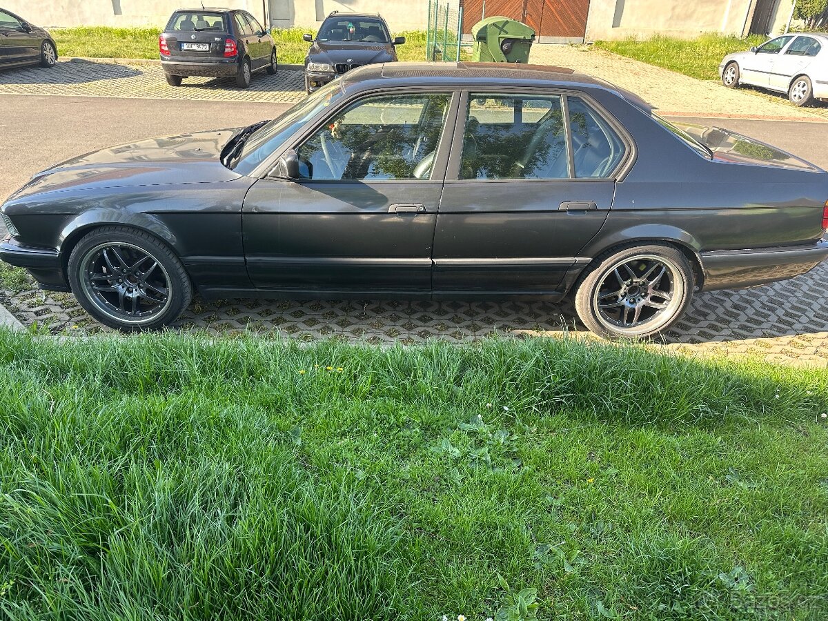 BMW E32 730i MANUÁL