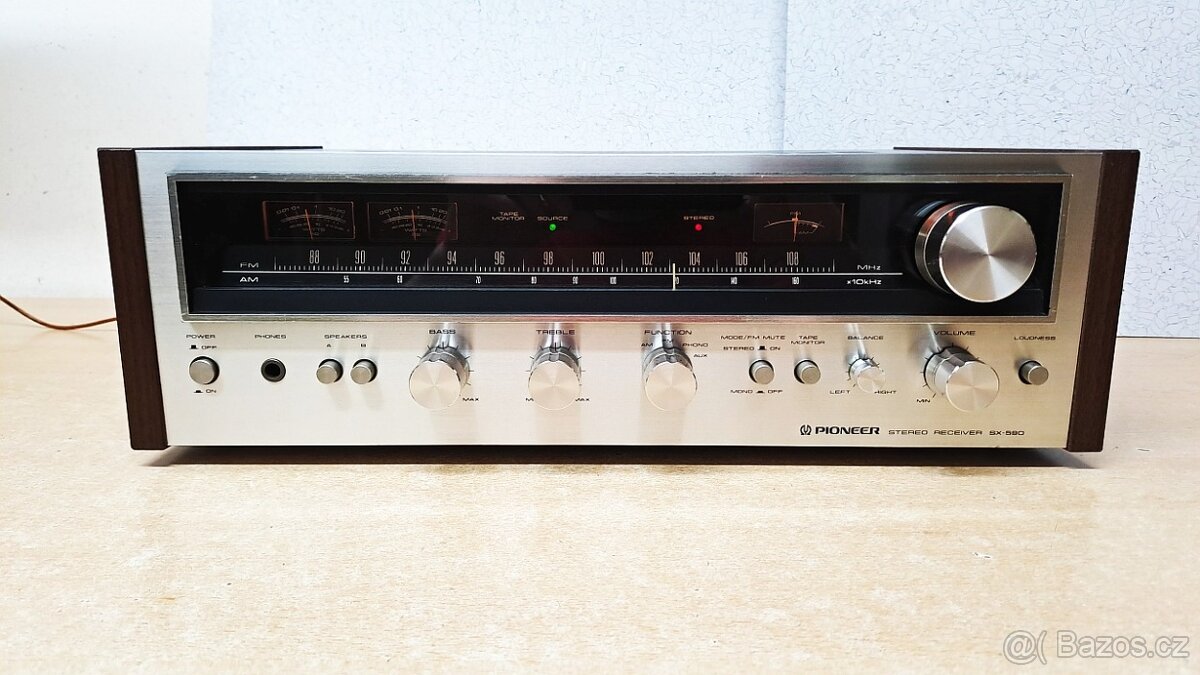 Vintage stereo FM a AM receiver Pioneer SX-590