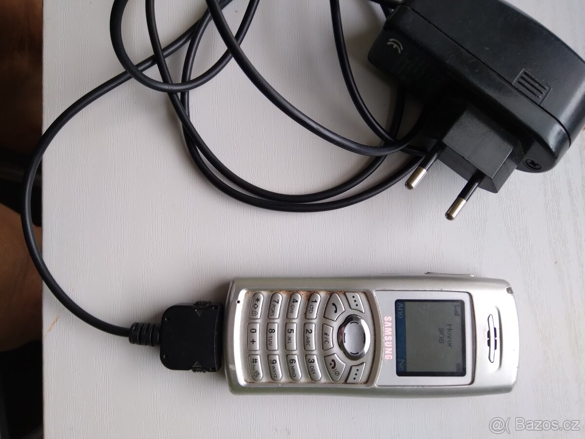 Starý tlačítkový mobil Samsung SGH-C100