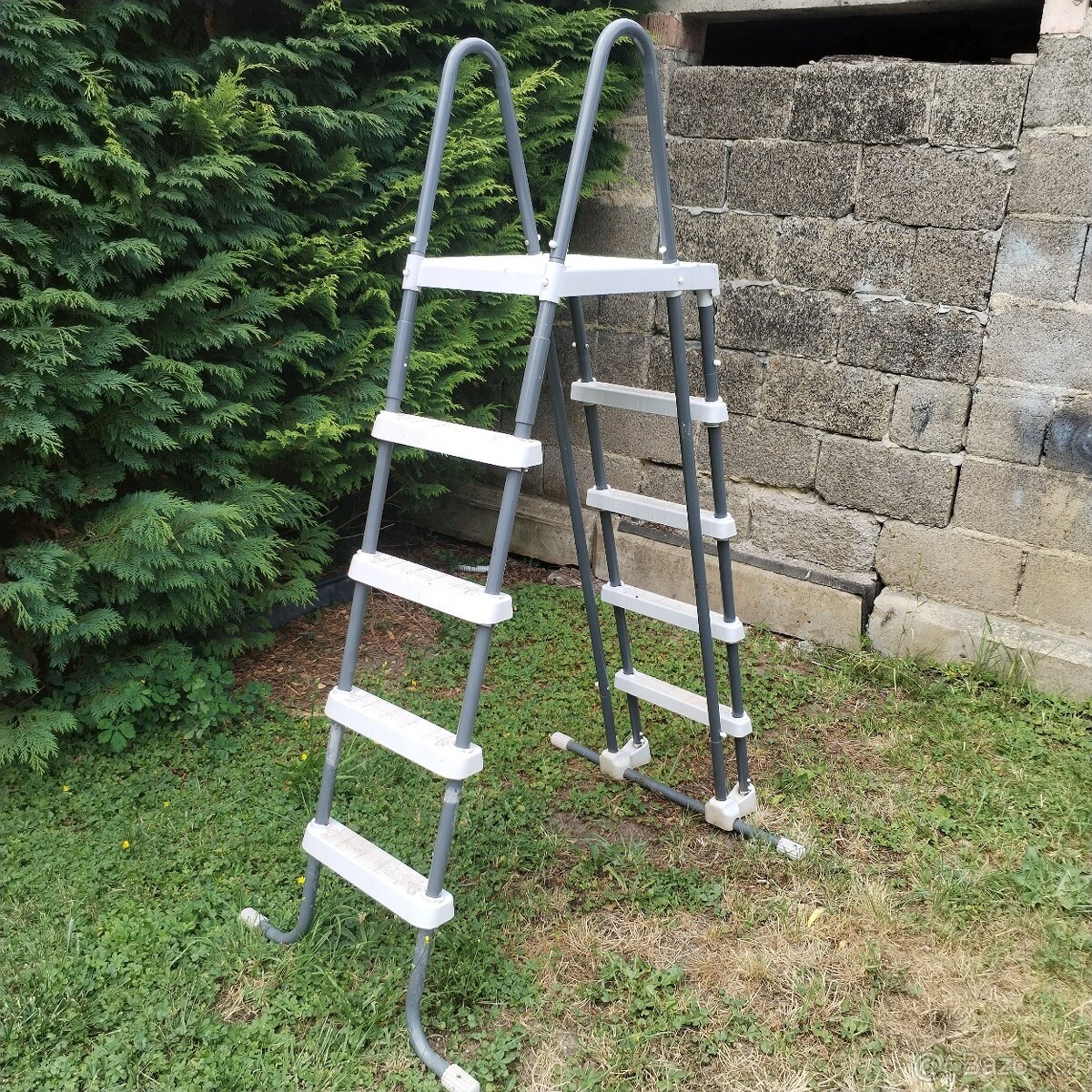 Bazénové schůdky 136 cm a 126 cm.