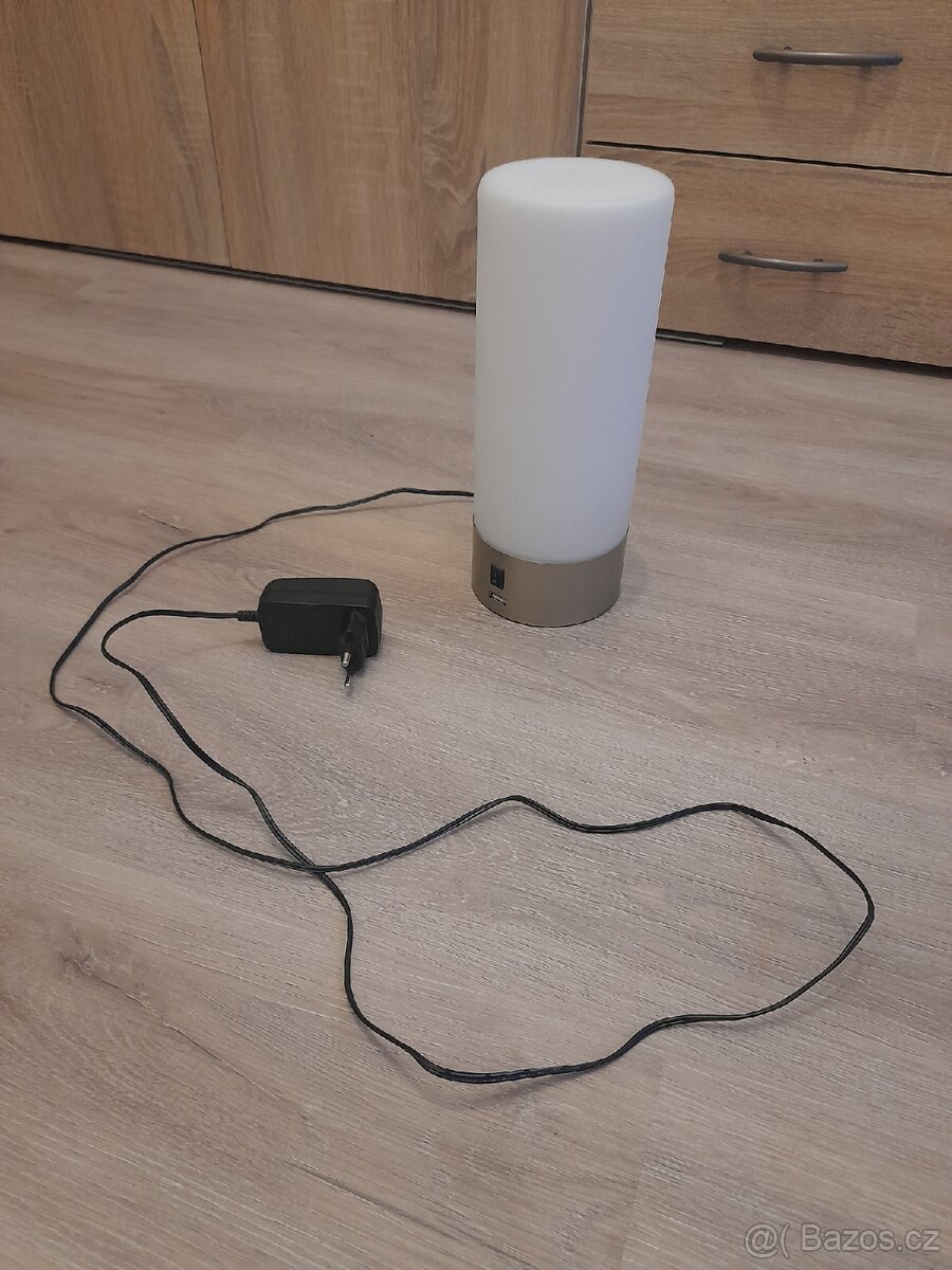 Lampicka..má i USB pripojeni..mobil, hodinky..