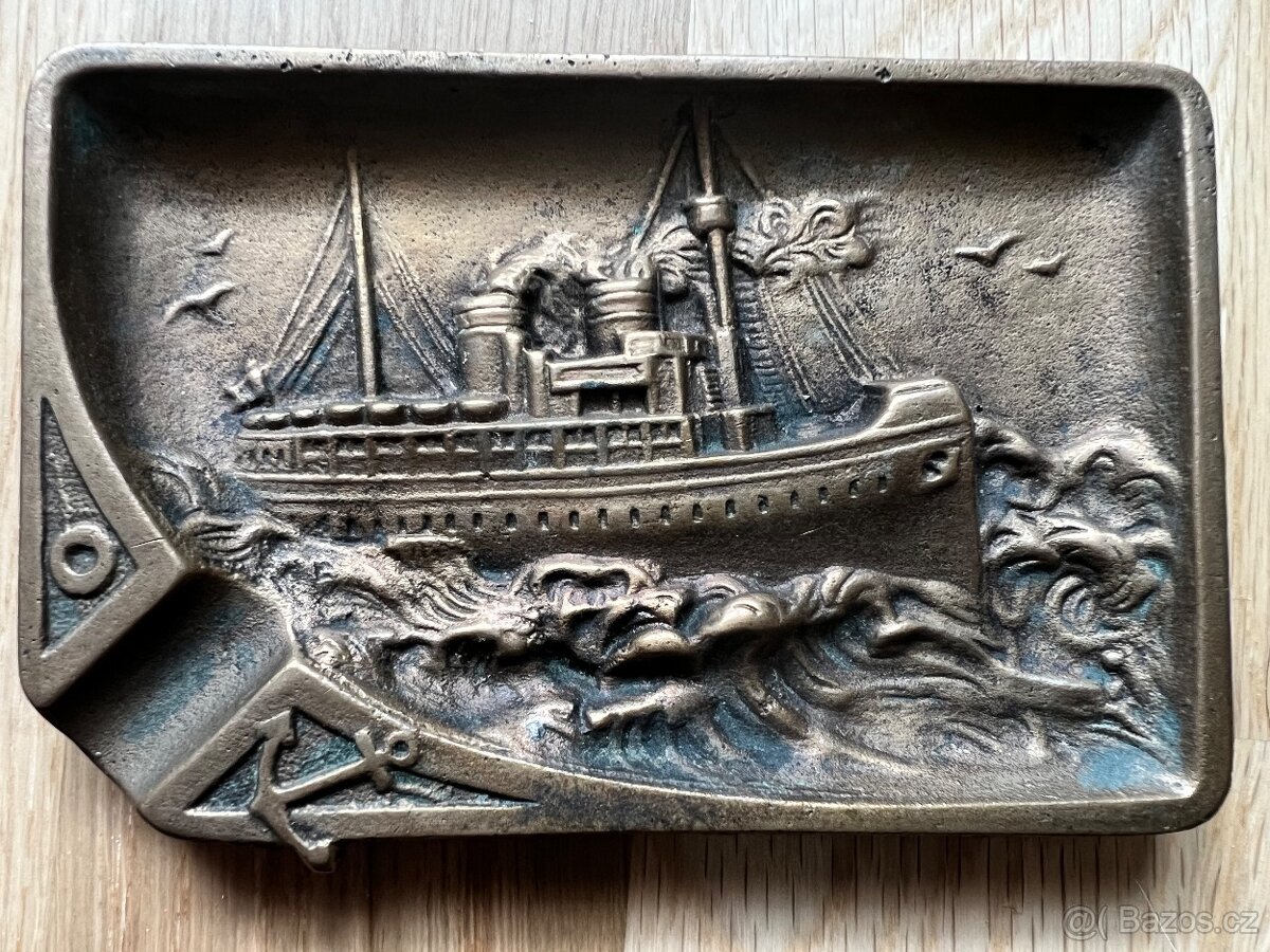 Starý mosazný popelník s motivem námořní lodě