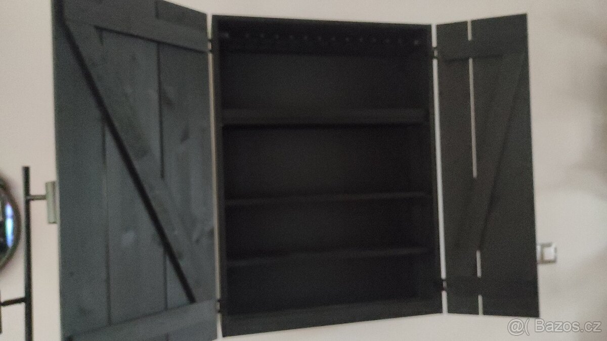 Závěsná dřevěná skříňka Ikea (barová)