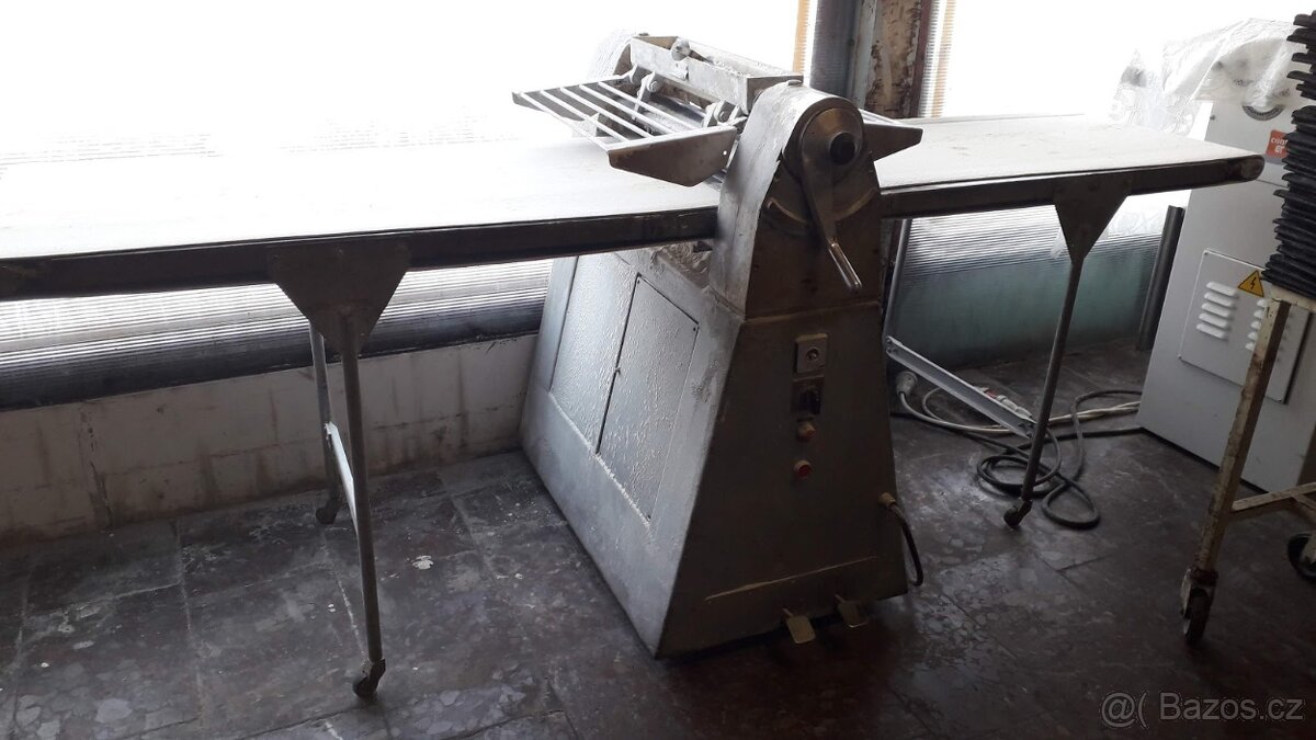 Profi rozvalovací stroj na těsto