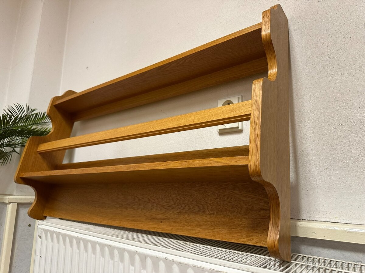 Rustikální závěsná police. Dub