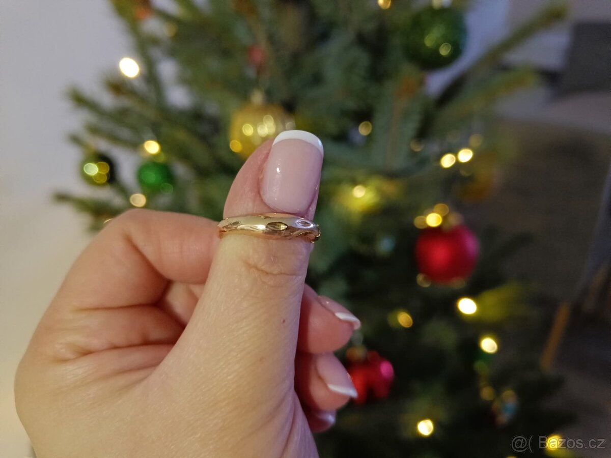 Zlatý dámský prsten