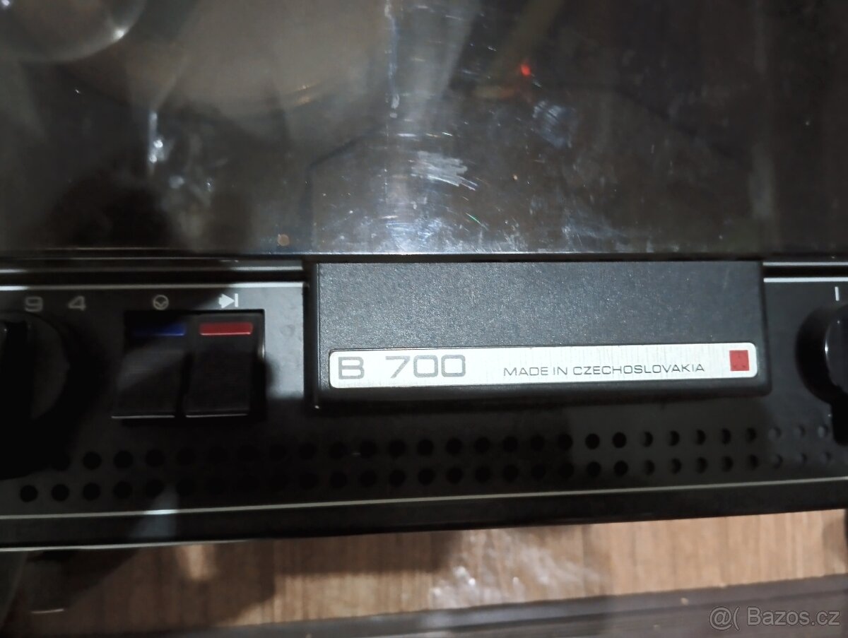 Kotoučový magnetofon B700