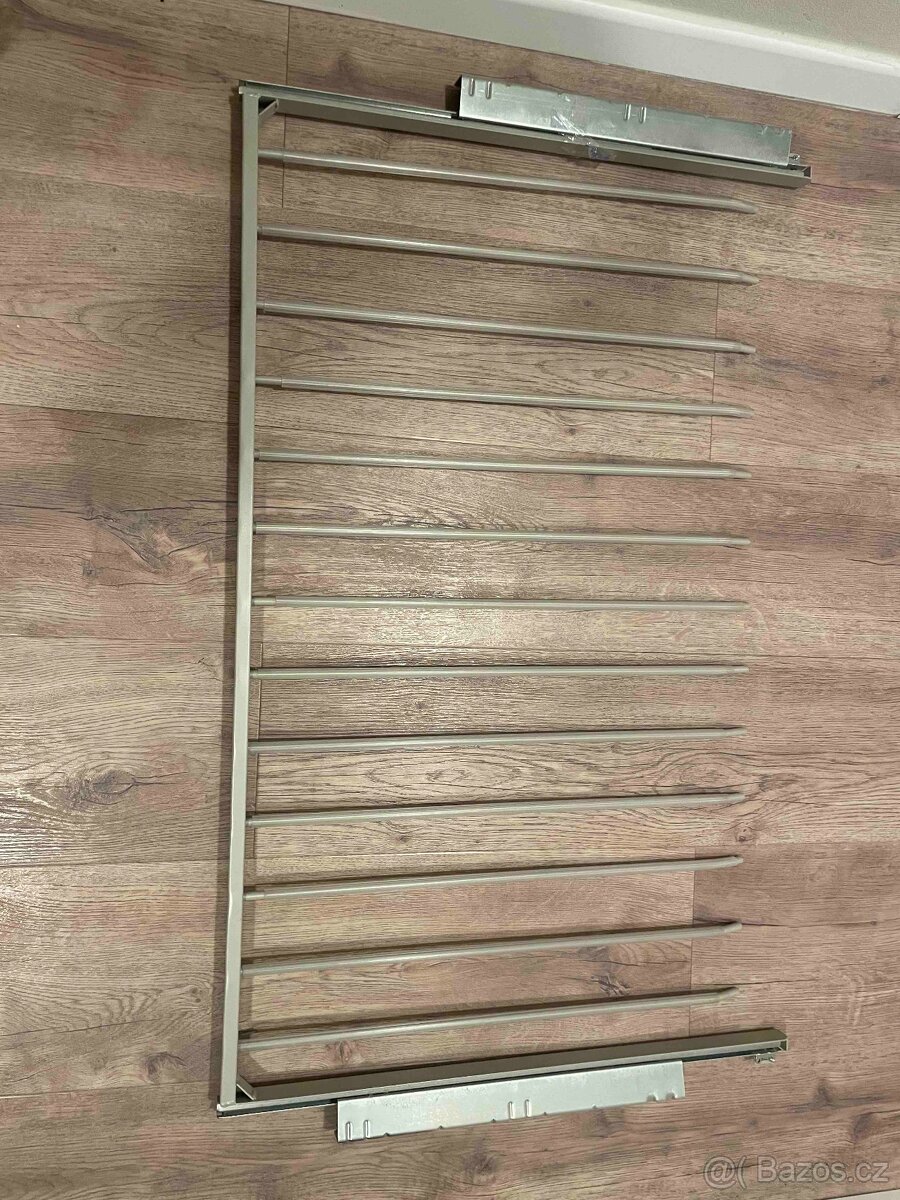 Výsuvný věšák na kalhoty