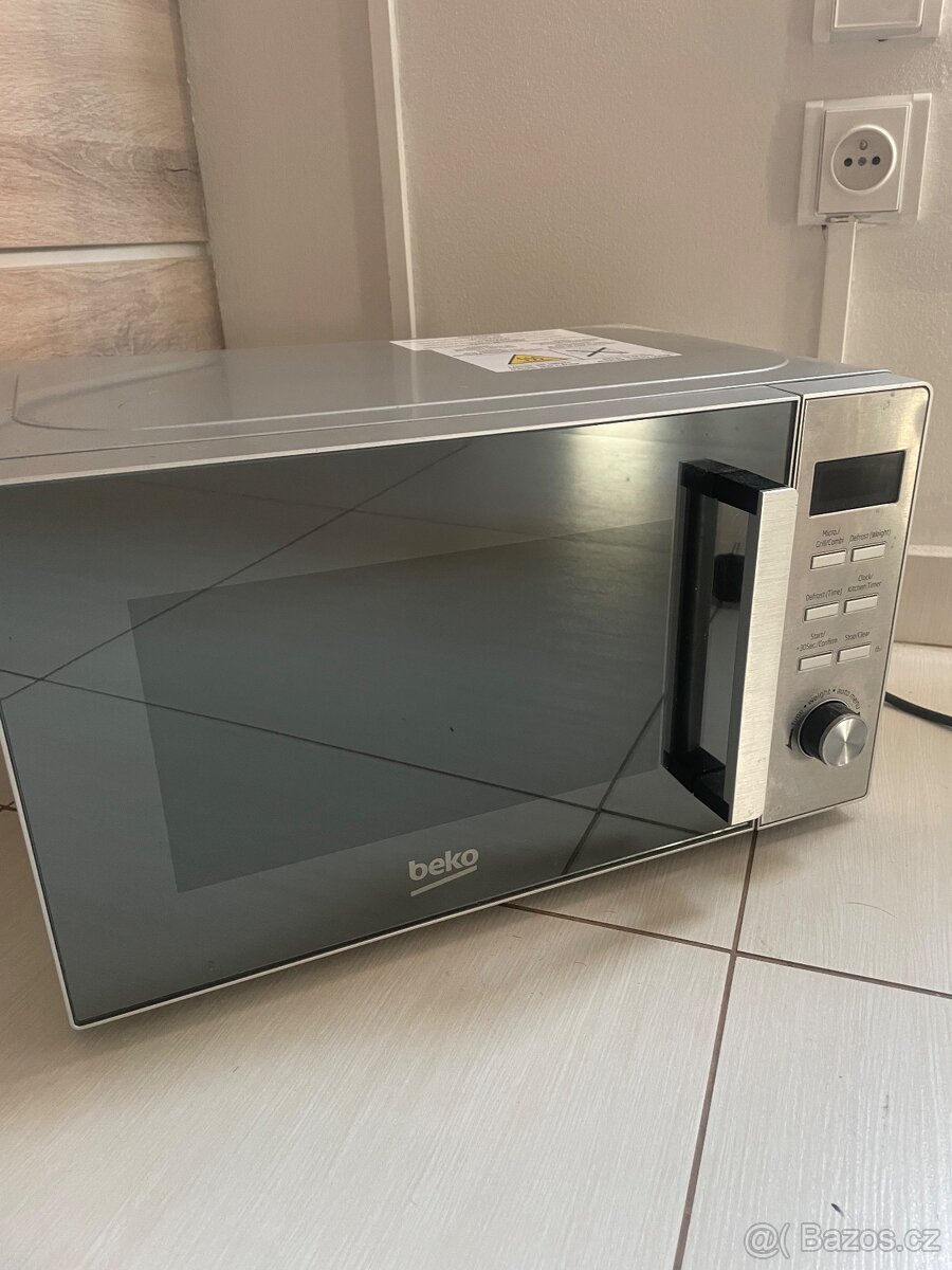 Prodám zánovní mikrovlnou troubu původní cena 2900kc