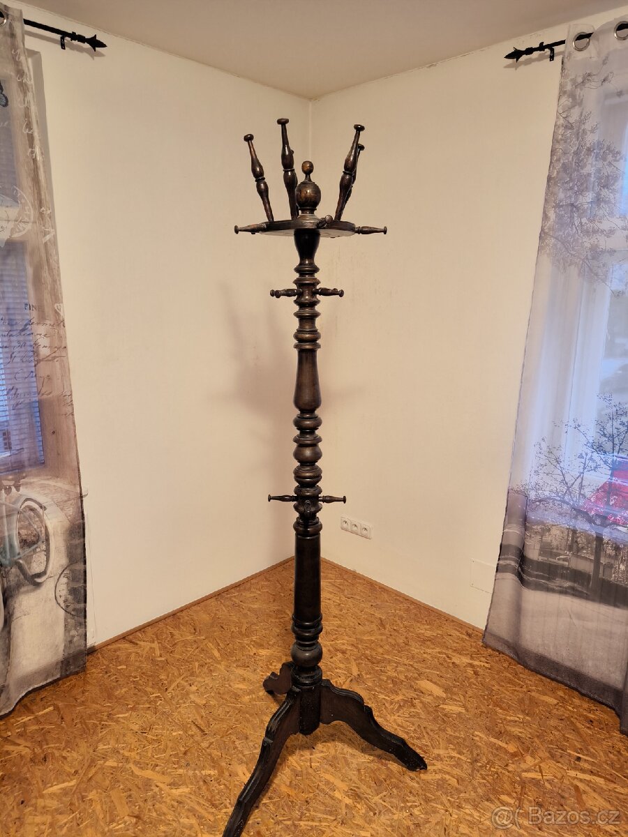 Starožitný věšák