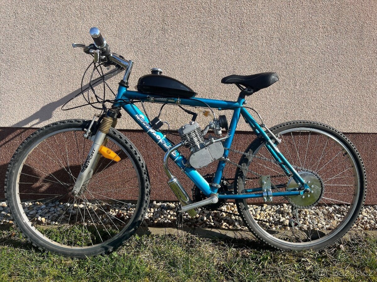 Kolo s benzínovým motorem