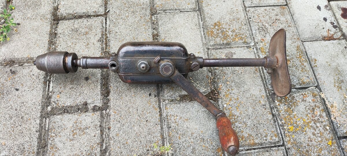 Stará ruční vrtačka